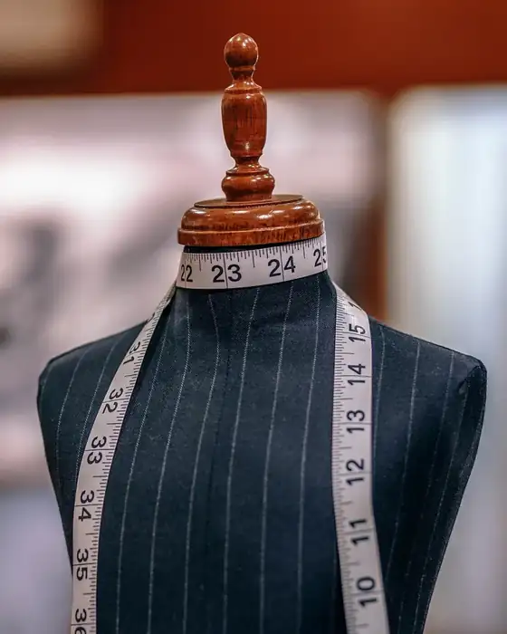 Mannequin de tailleur et mètre ruban : le sur-mesure