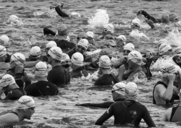 Départ de triathlon : des dizaines de nageurs dans l’eau